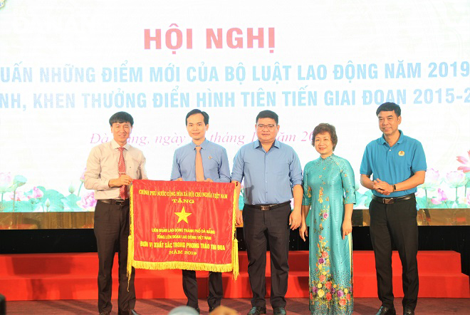 Liên đoàn Lao động thành phố nhận Cờ thi đua của Chính phủ