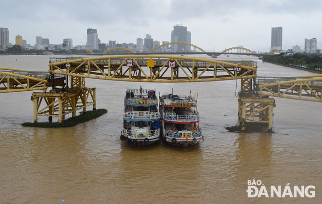 Nâng nhịp cầu Nguyễn Văn Trỗi cho tàu, thuyền tránh bão, lũ