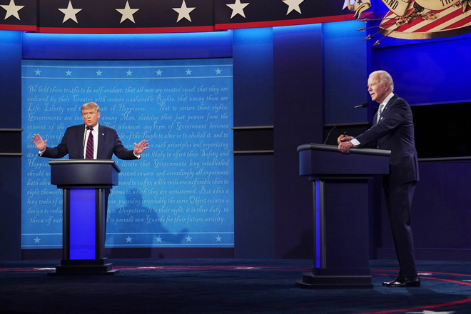 Tổng thống Mỹ Donald Trump (trái) và ứng cử viên Joe Biden tại sân khấu tranh luận trực tiếp ở thành phố Cleveland, bang Ohio. Ảnh: Reuters