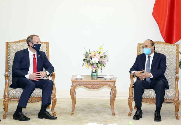 Prime Minister Nguyen Xuan Phuc (R) and UK Secretary of State for Foreign, Commonwealth and Development Affairs and First Secretary of State Dominic Raab at their meeting on September 30 (Photo: VNA)