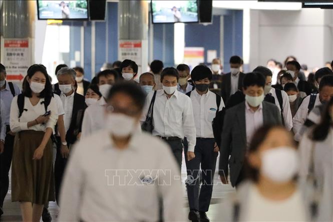 Người dân đeo khẩu trang phòng lây nhiễm COVID-19 tại ga tàu điện ngầm ở Tokyo, Nhật Bản ngày 29/9. Ảnh: THX/TTXVN