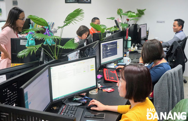 Việc xây dựng đô thị thông minh của Đà Nẵng cũng tạo nền tảng cho ngành công nghệ thông tin, phục vụ chiến lược phát triển công nghệ thông tin gắn liền với nền kinh tế số. (Ảnh chụp tại Công ty TNHH Phần mềm FPT Đà Nẵng)Ảnh: KHANG NINH	
