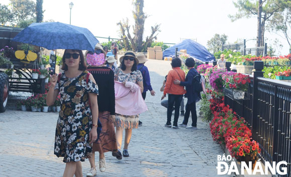 Đà Nẵng luôn là điểm đến thu hút du khách trong và ngoài nước. TRONG ẢNH: Du khách tham quan tại Khu du lịch SunWorld Bà Nà Hills. (Ảnh chụp tháng 11-2019)						            Ảnh: THU HÀ