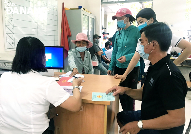 Người lao động tự do đến nhận gói hỗ trợ Covid-19 tại UBND phường Nại Hiên Đông, quận Sơn Trà. 					                                       Ảnh: HUỲNH LÊ