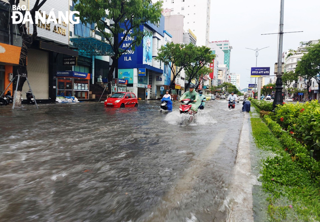 Một đoạn trên tuyến đường Nguyễn Văn Linh bị ngập nước sau bão số 5 do thoát nước chậm và chưa thi công trạm bơm chống ngập cuối đường Ông Ích Khiêm.  (Ảnh chụp sáng 18-9-2020) Ảnh: HOÀNG HIỆP	