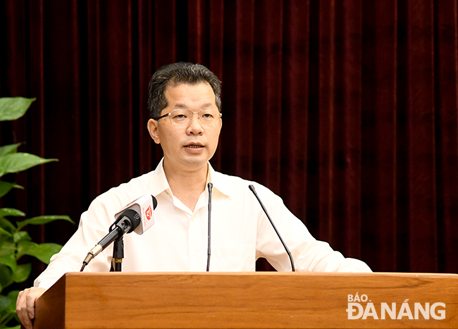 Phó Bí thư Thường trực Thành ủy Nguyễn Văn Quảng trình bày báo cáo tại hội nghị. Ảnh: ĐẶNG NỞ