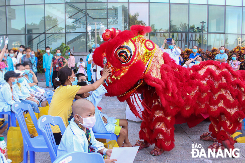 Child cancer patients at the city’s Cancer Hospital were being treated to exciting lion dance performances
