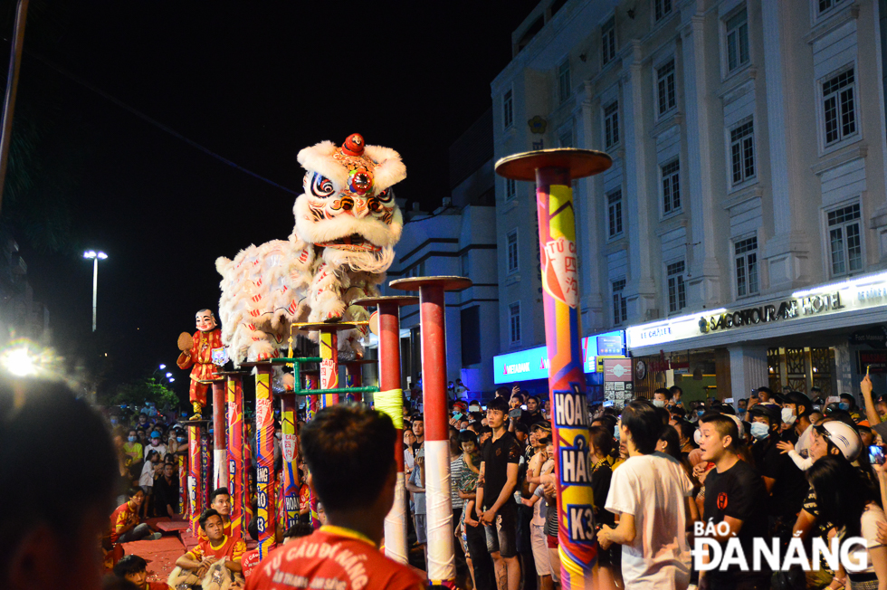 Lion dance performances on high poles were very attractive to kids and their parents. 