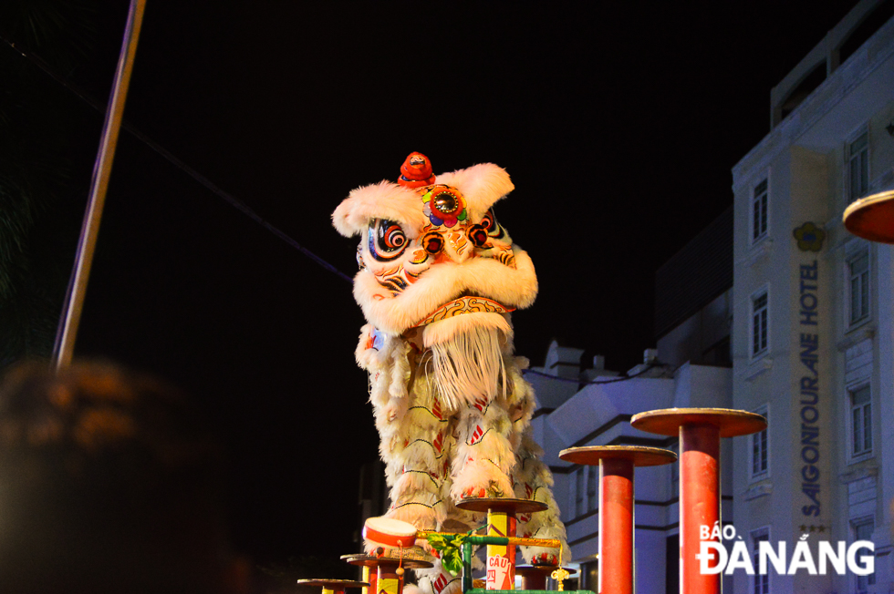 High-pole lion dancers need flexibility and precision in each movement, courage and close coordination with peers.