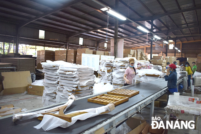 If used well, the EVFTA agreement will bring great opportunities for local exporters. Workers are pictured working at the Da Nang-based Vinafor Joint Stock Company, which boasts many years of experience in the production and export of wood products.