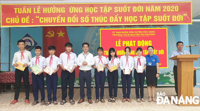 Trường THCS Nguyễn Tri Phương (huyện Hòa Vang) trao thưởng các học sinh xuất sắc tại lễ khai mạc Tuần lễ hưởng ứng học tập suốt đời năm 2020. Ảnh: LÊ VĂN THƠM      