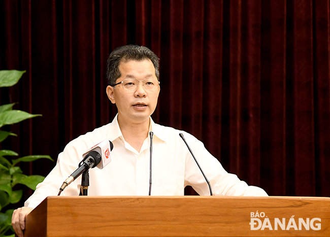 Municipal Party Committee Deputy Secretary Nguyen Van Quang making his remarks on the city’s 9-month socio-economic performance at the event