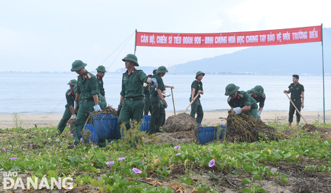 Các lực lượng tiếp tục ra quân thu gom rác tại bãi biển dọc đường Nguyễn Tất Thành, hưởng ứng Chiến dịch làm cho thế giới sạch hơn năm 20202. Ảnh: HOÀNG HIỆP