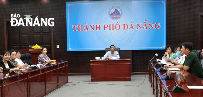 Phó Chủ tịch UBND thành phố Trần Văn Miên chủ trì buổi họp trực tuyến về công tác phòng, chống Covid-19 tại điểm cầu Đà Nẵng. Ảnh: PHAN CHUNG