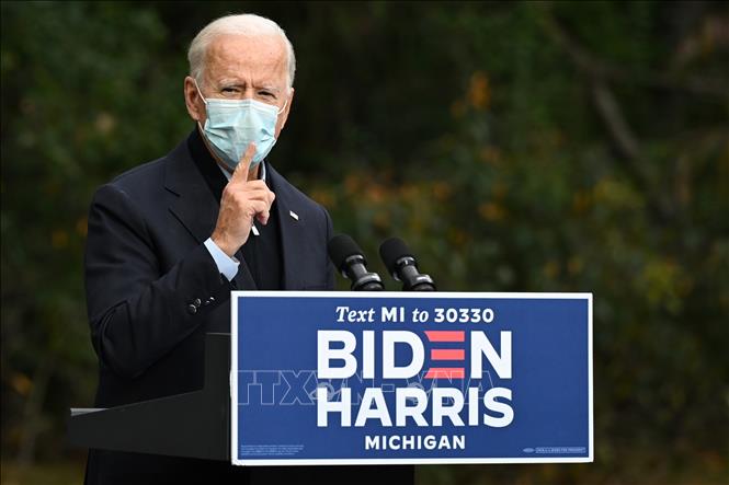 Ứng viên Tổng thống Mỹ của đảng Dân chủ Joe Biden phát biểu tại cuộc vận động tranh cử ở Grand Rapids, Michigan ngày 2/10. Ảnh: AFP/TTXVN