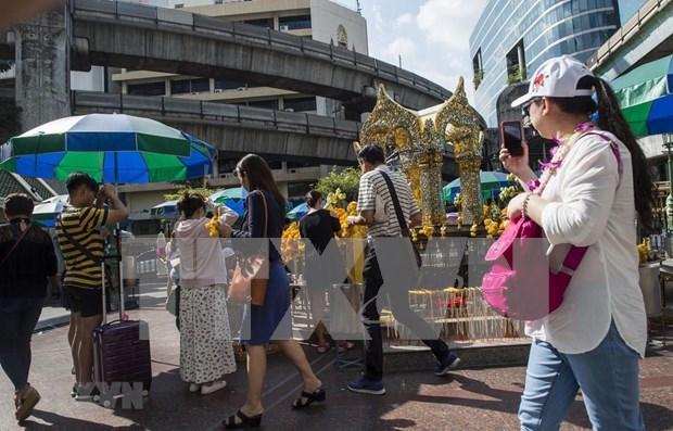 Visitors at Erawan Shrine in Bangkok, Thailand. (Photo: AFP/VNA)