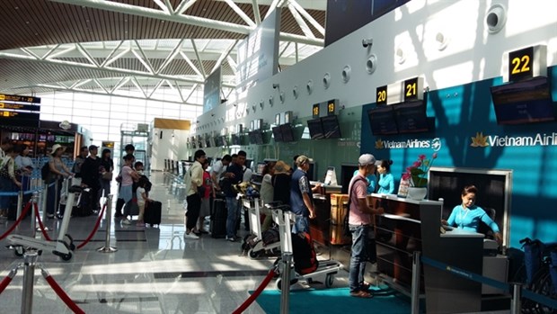 Passengers wait for check-in at a terminal of Da Nang International Airport (Photo: VNA)