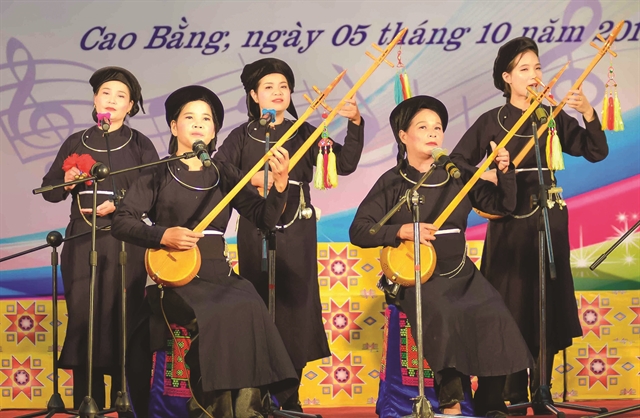 Artists perform Then folk singing and play 'tinh tau' on stage.