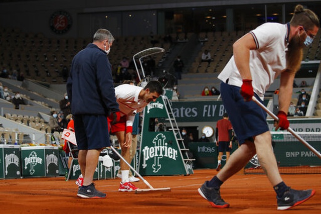 Djokovic tham gia cào đất khi trận đấu tạm dừng