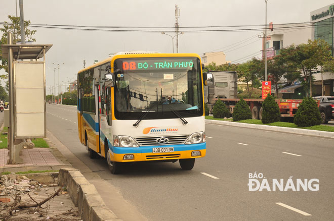 Từ 5-10, tuyến buýt R14 được điều chỉnh lịch trình mới. Ảnh: THÀNH LÂN