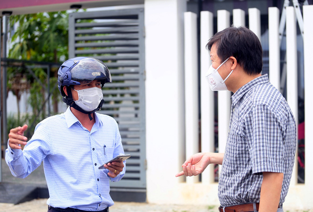 PGS.TS Trần Như Dương (bên phải) cùng lãnh đạo xã Hòa Tiến, huyện Hòa Vang, TP. Đà Nẵng, trao đổi tại nơi phát hiện ca bệnh.