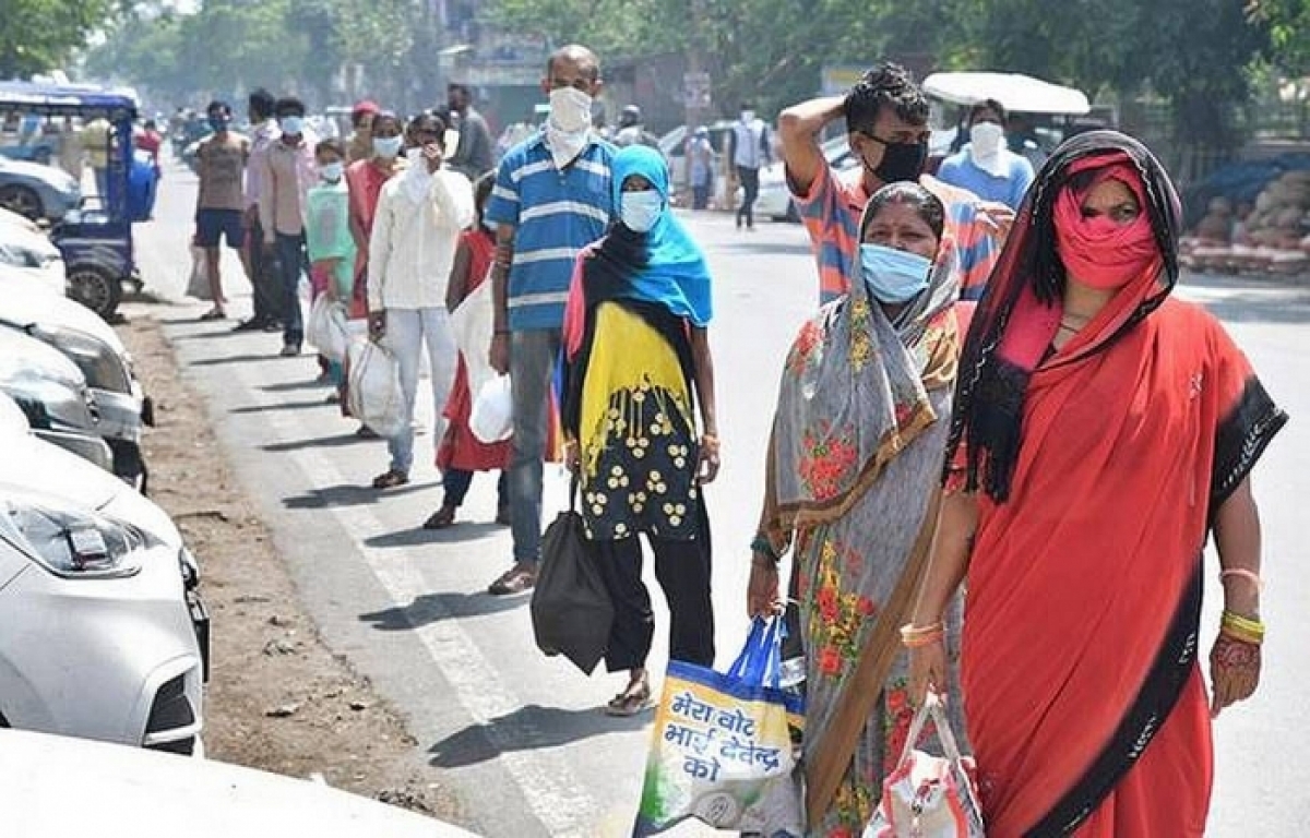 Người dân đeo khẩu trang xếp hàng nhận nhu yếu phẩm tại thủ đô New Delhi, Ấn Độ ngày 22/5. (Nguồn: AP)