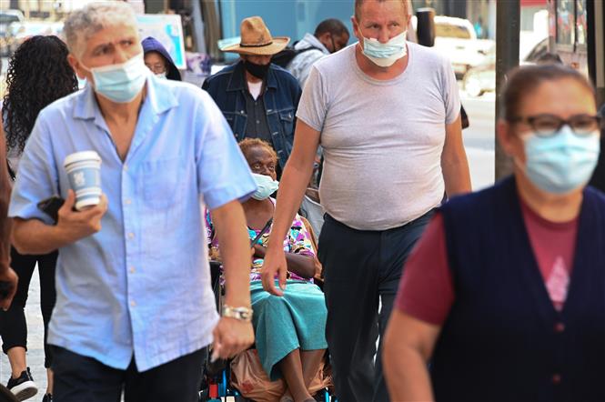 Người dân đeo khẩu trang phòng lây nhiễm COVID-19 tại Los Angeles, California, Mỹ, ngày 2/10/2020. Ảnh: AFP/TTXVN