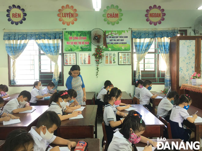 Học sinh Trường tiểu học Điện Biên Phủ (quận Thanh Khê) đeo khẩu trang trong lớp học để bảo đảm an toàn phòng bệnh.Ảnh: NGỌC PHÚ