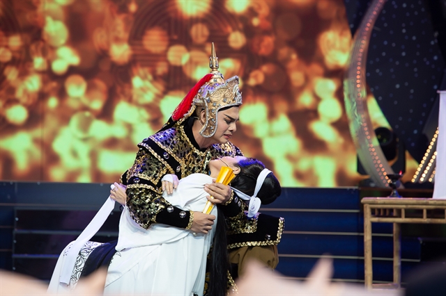 Nguyễn Quốc Nhựt of Long An Province (left) has won the Chuông Vàng Vọng Cổ 2020 (Golden Bell) contest, an annual cải lương (reformed opera) competition launched by HCM City Television (HTV).