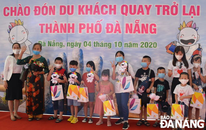 The Ha Noi tourists are enjoying their three-day and two-night tour exploring Da Nang from 4 to 6 October