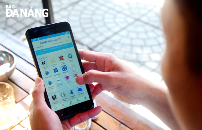 A Da Nang citizen using the ‘Danang Smart City’ app on his smartphone