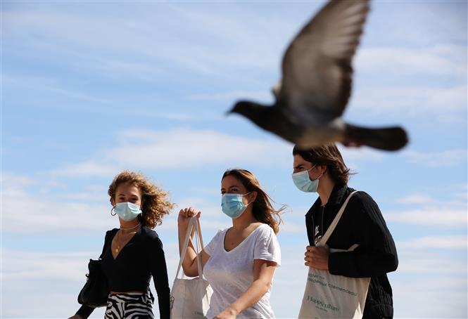 Người dân đeo khẩu trang phòng lây nhiễm COVID-19 tại Paris, Pháp, ngày 3/9/2020. Ảnh: THX/TTXVN