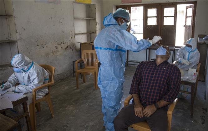 Nhân viên y tế lấy mẫu dịch xét nghiệm COVID-19 cho người dân tại Srinagar, thủ phủ mùa hè của khu vực Kashmir do Ấn Độ kiểm soát, ngày 3/10/2020. Ảnh: THX/TTXVN