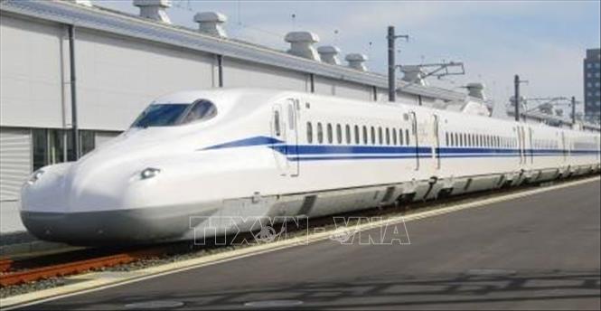 àu điện cao tốc (Shinkansen) của Nhật Bản là tàu điện sử dụng pin đầu tiên trên thế giới. Ảnh minh họa: TTXVN phát