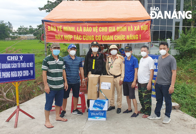 Mr Phong and his charity group members donating essential supplies to police officers staffing the checkpoint in Hoa Phuoc Commune, Hoa Vang District