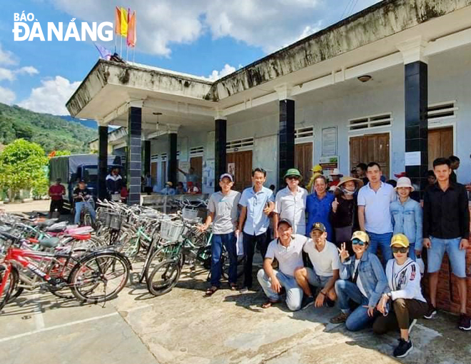 Bikes and school supplies given to poor pupils in Tra Mai Town, Nam Tra My District, Quang Nam Province 