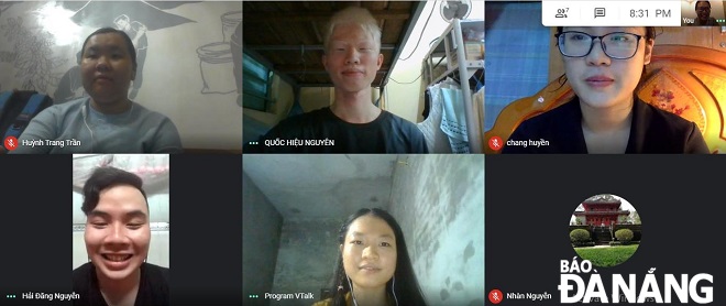 Những buổi học tiếng Anh trực tuyến không đơn thuần chỉ là học, mà còn là dịp để các bạn trẻ Việt Nam và nước ngoài giao lưu, kết nối văn hóa. Ảnh: CSDS