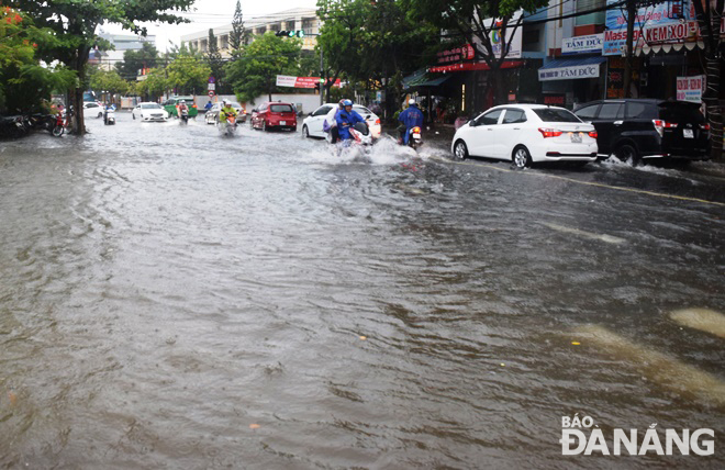 Đường Phan Đăng Lưu bị ngập nước nặng. Ảnh: HOÀNG HIỆP