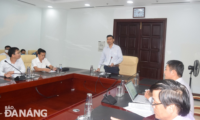 Phó Chủ tịch UBND thành phố Hồ Kỳ Minh chủ trì cuộc họp, chỉ đạo tăng cường công tác phòng chống vùng áp thấp, mưa lũ, sạt lở đất. Ảnh: HOÀNG HIỆP