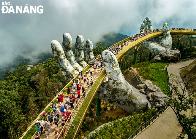 The Cau Vang (Golden Bridge) on the top of Da Nang’s Sun World Ba Na Hills is very inviting to visitors from both home and overseas thanks to its unique architecture.