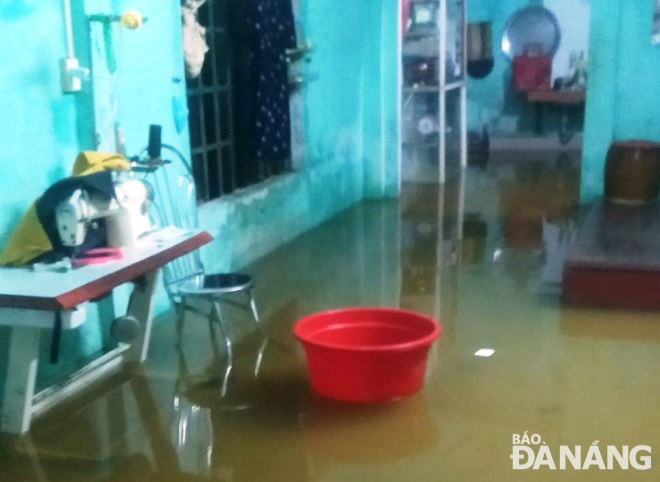 Một nhà dân ở thôn Trung Sơn, xã Hòa Liên (huyện Hòa Vang) bị nước tràn vào nhà trong tối 7-10. (Ảnh do người dân thôn Trung Sơn cung cấp)
