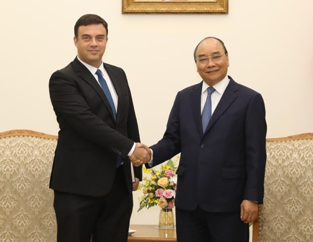 Prime Minister Nguyen Xuan Phuc (R) and Israeli Ambassador Nadav Eshcar at the meeting in Hanoi on October 7 (Photo: VNA)