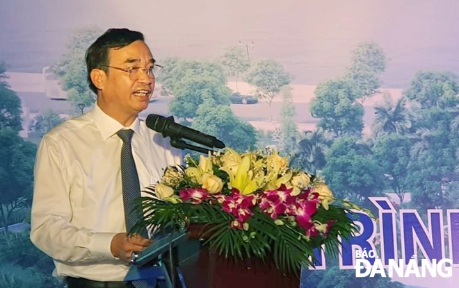 Phó Chủ tịch UBND thành phố Lê Trung Chinh phát biểu tại lễ khởi công. Ảnh: THU HÀ