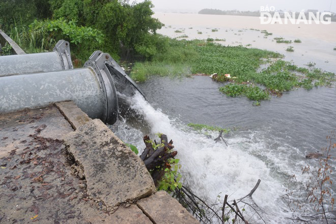 A rainwater pumping station along the Truong Chi Cuong -Nguyen Xuan Nhi route being operated at its full capacity