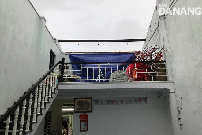A house in Hoa Quy Commune, Ngu Hanh Son District had its roofs blown off by the strong wind on Wednesday afternoon.