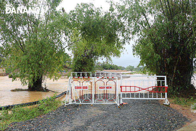 UBND xã Hòa Liên lập rào chắn, cảnh báo nguy hiểm do tuyến đường công vụ thi công cầu Quảng bị ngập lụt (ảnh chụp trưa 8-10). Ảnh: VĂN HOÀNG