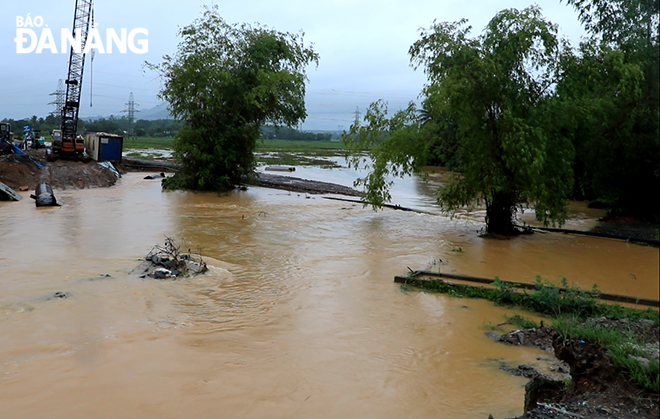 Đường nối giữa thôn Quan Nam 1 và Quan Nam 4 bị ngập do mưa lớn. Ảnh: VĂN HOÀNG