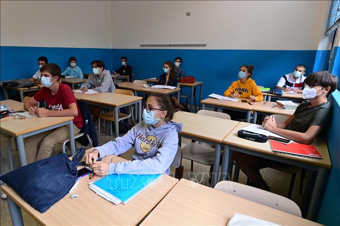 Học sinh tham gia khóa học tại một trường học ở Milan, Italy ngày 7/9. Ảnh: AFP/TTXVN