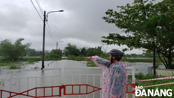 Hàng rào được dựng lên để người dân không đi vào khu vực ngập nước nguy hiểm ở xã Hòa Phong. Ảnh: XUÂN SƠN