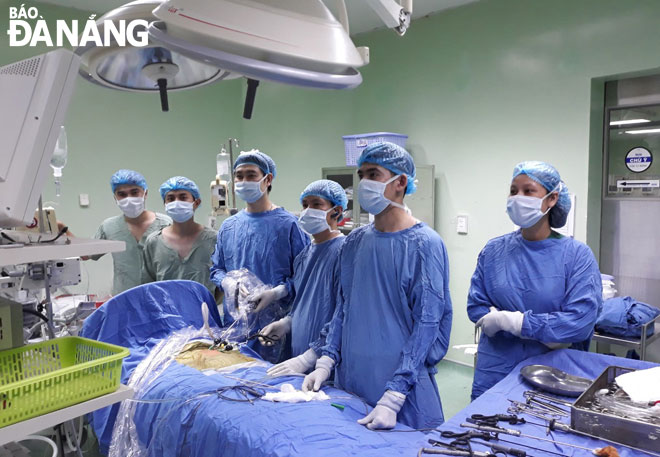 Trong giai đoạn 2015-2020, ngành y tế Đà Nẵng tiếp tục phát triển các kỹ thuật chuyên sâu trong khám và điều trị bệnh cho người dân. Trong ảnh: Các bác sĩ Bệnh viện Phụ Sản - Nhi Đà Nẵng thực hiện ca phẫu thuật nội soi ít xâm lấn cho bệnh nhân. Ảnh: D.M 